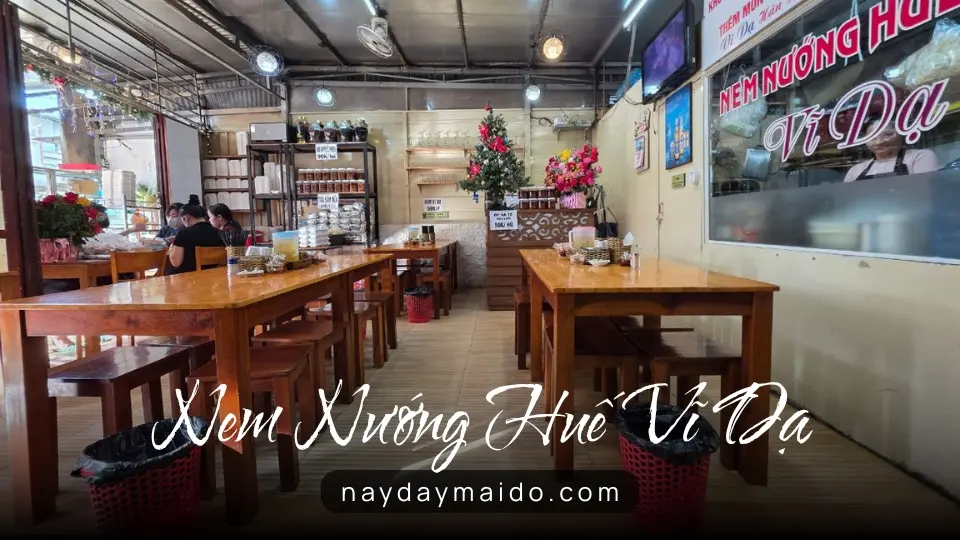 Không gian quán nem nướng Huế Vĩ Dạ
