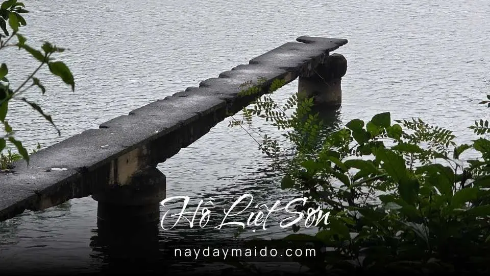 Cảm giác đầu tiên tĩnh lặng đến mức nghe được nhịp thở